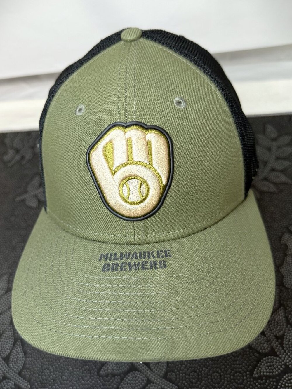 New Era 39THIRTY Milwaukee Brewers Green Salute to Service Mesh  Cap  Size L/XL